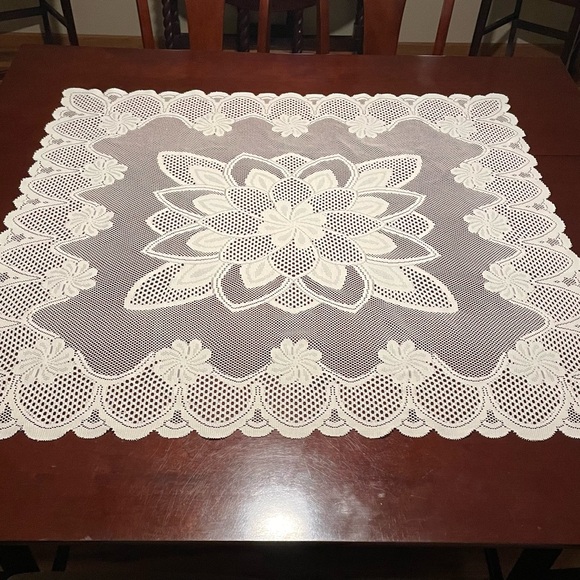 🐚 Lace Table Cover - Picture 2 of 6